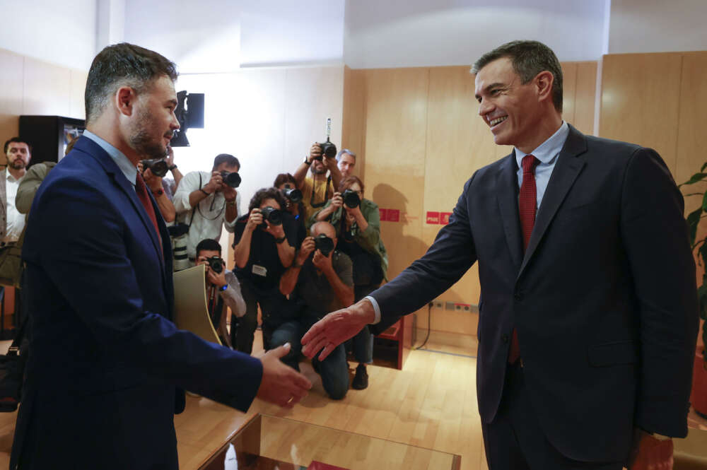 Pedro Sánchez saluda a Gabriel Rufián antes de su reunión. Foto Javier Lizón-EFE