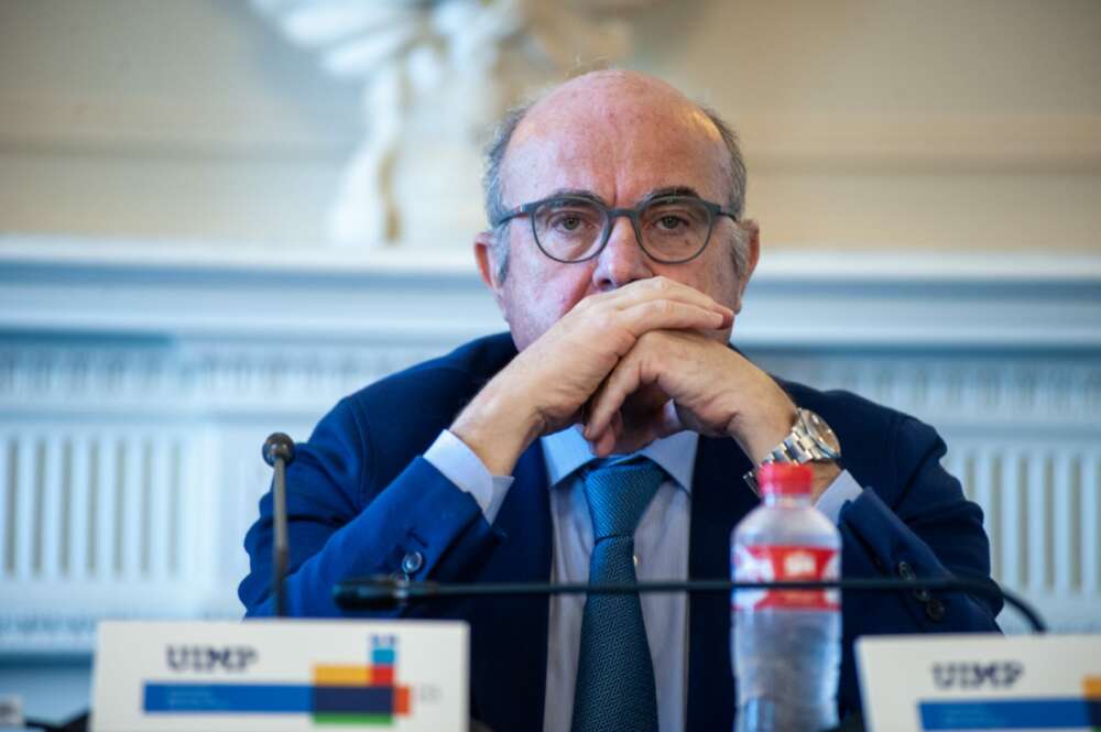 Luis de Guindos, vicepresidente del BCE, durante su intervención en el curso de economía organizado por la APIE en la Universidad Menéndez Pelayo de Santander. Banca