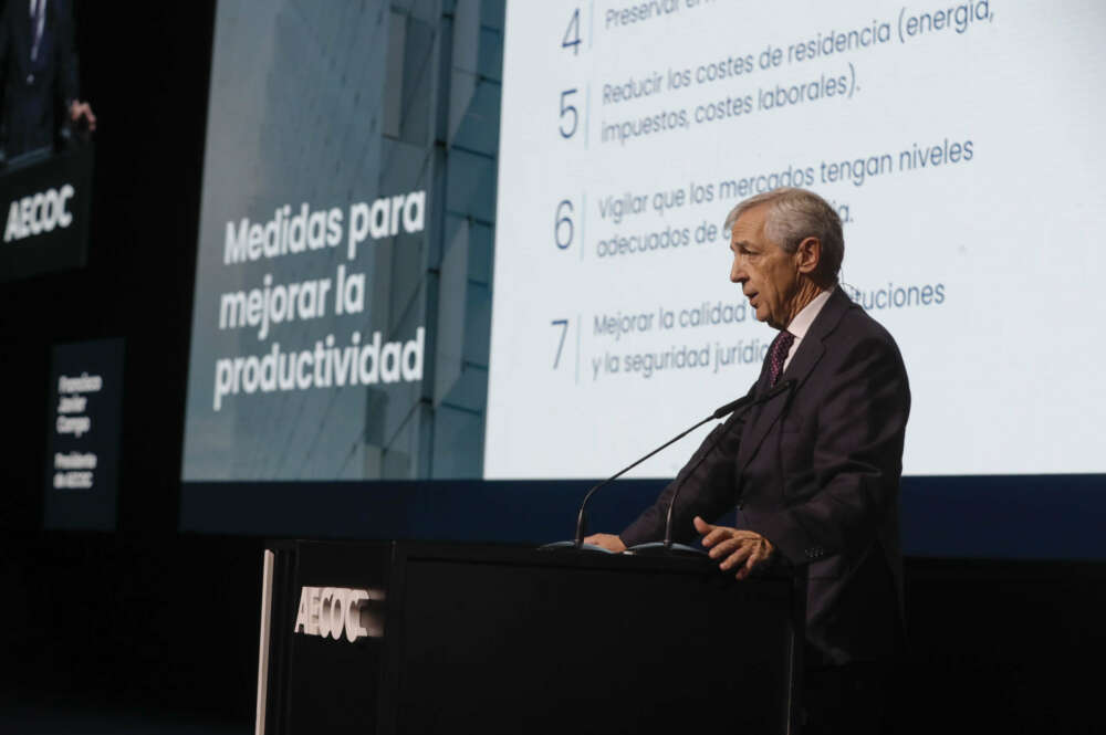 ZARAGOZA, 25/10/2023.- El presidente de AECOC, Francisco Javier Campo, pronuncia la ponencia "El gran consumo ante un escenario incierto" este miércoles en el marco del 38º Congreso AECOCO de Gran Consumo en Zaragoza. EFE/ Javier Cebollada