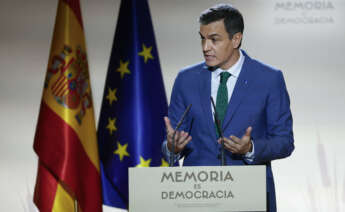 MADRID, 30/10/2023.- El presidente del Gobierno en funciones, Pedro Sánchez, interviene durante un acto celebrado en Madrid, este lunes, con motivo del "Día del Recuerdo y Homenaje a todas las víctimas del golpe militar, la guerra y la dictadura". EFE/ Chema Moya