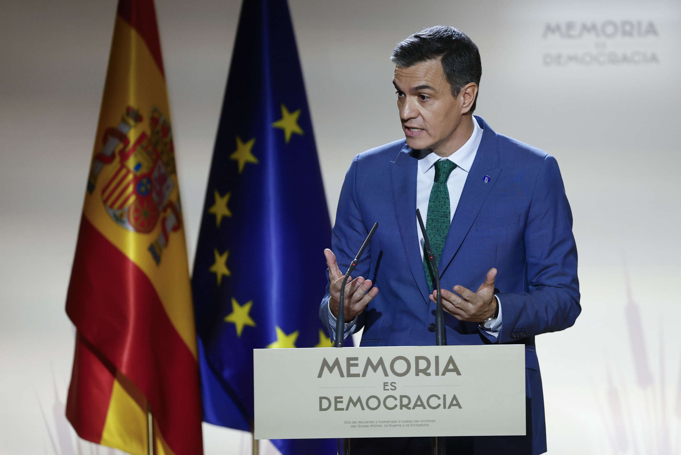 MADRID, 30/10/2023.- El presidente del Gobierno en funciones, Pedro Sánchez, interviene durante un acto celebrado en Madrid, este lunes, con motivo del "Día del Recuerdo y Homenaje a todas las víctimas del golpe militar, la guerra y la dictadura". EFE/ Chema Moya