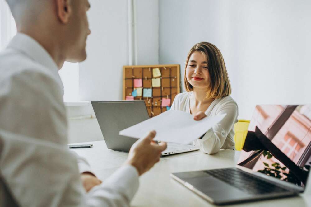 Las entrevistas de trabajo pueden generar una gran tensión entre los candidatos. Foto: Freepik.