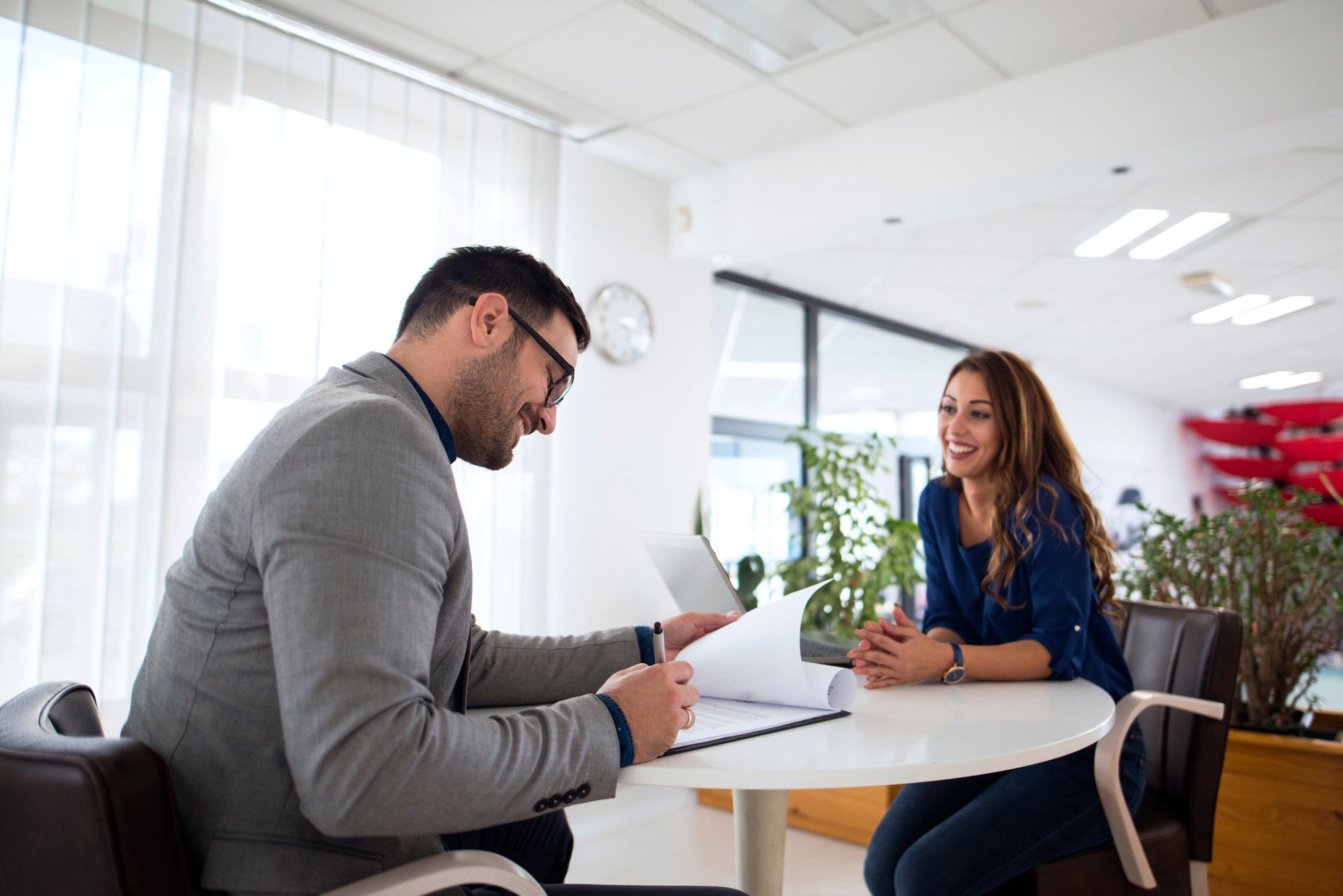 Tener la posibilidad de realizar preguntas al entrevistador puede convertirse en una oportunidad para conocer más a la empresa. Foto: Freepik.