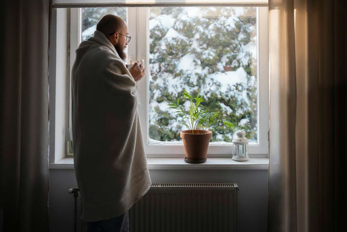 Uno de los puntos por donde acostumbra a colarse el frío es la ventana Foto: Freepik. ( aemet