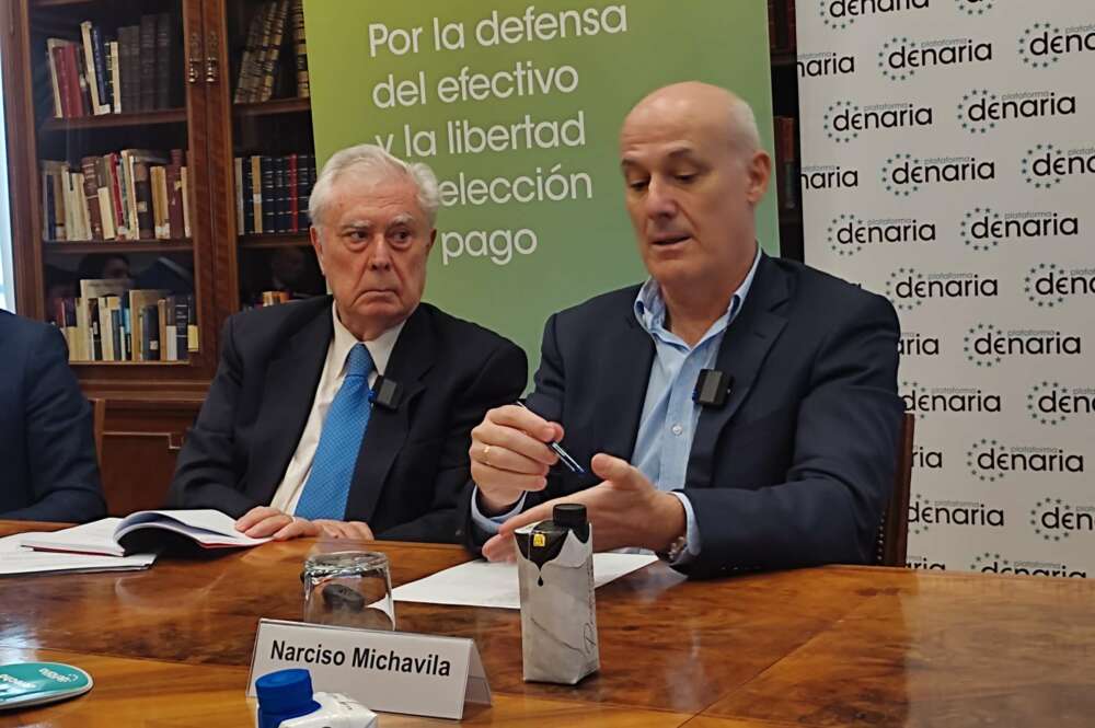 Javier Rupérez, presidente de Denaria, y Narciso Michavila, al frente de la consultora GAD3, el martes en Madrid en la presentación de una encuesta sobre el dinero en efectivo.