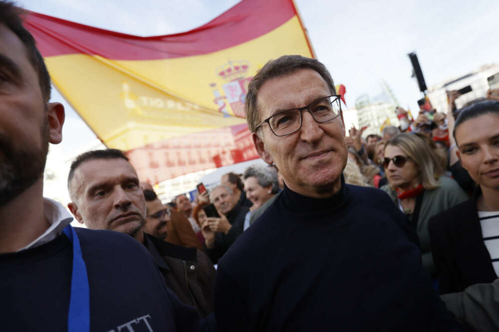 MADRID, 12/11/2023.- El líder del PP Alberto Núñez-Feijóo durante la manifestación convocada por el PP contra la amnistía a los independentistas catalanes a cambio de su apoyo parlamentario para la investidura del socialista Pedro Sánchez como jefe de Gobierno en la Puerta del Sol en Madrid, este domingo. EFE/Mariscal