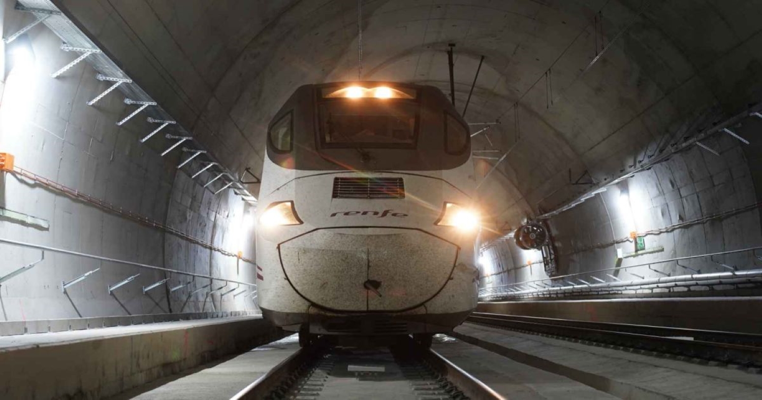 AVE en un túnel. ADIF Variante de Pajares