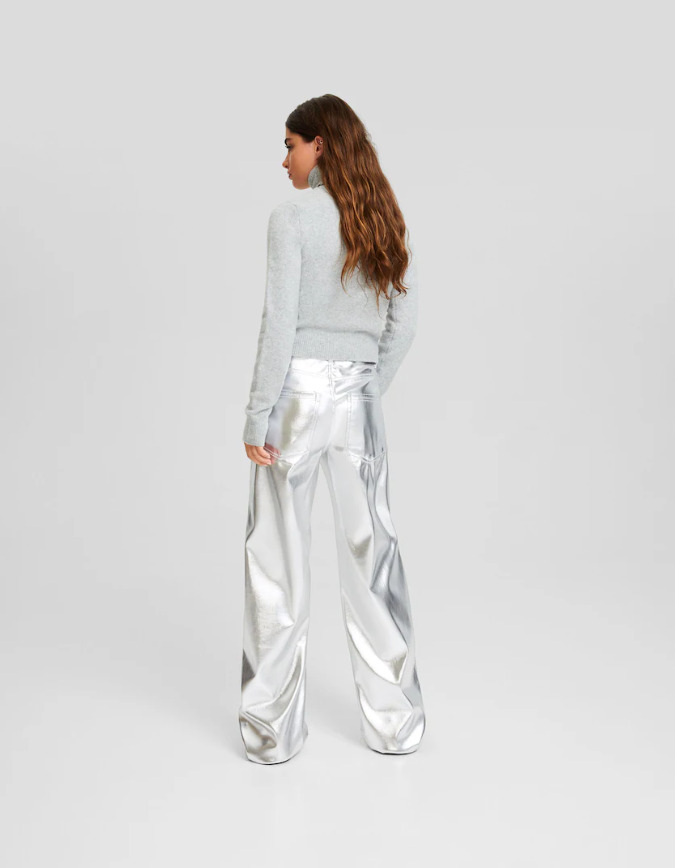 El pantalón straight plateado de Bershka