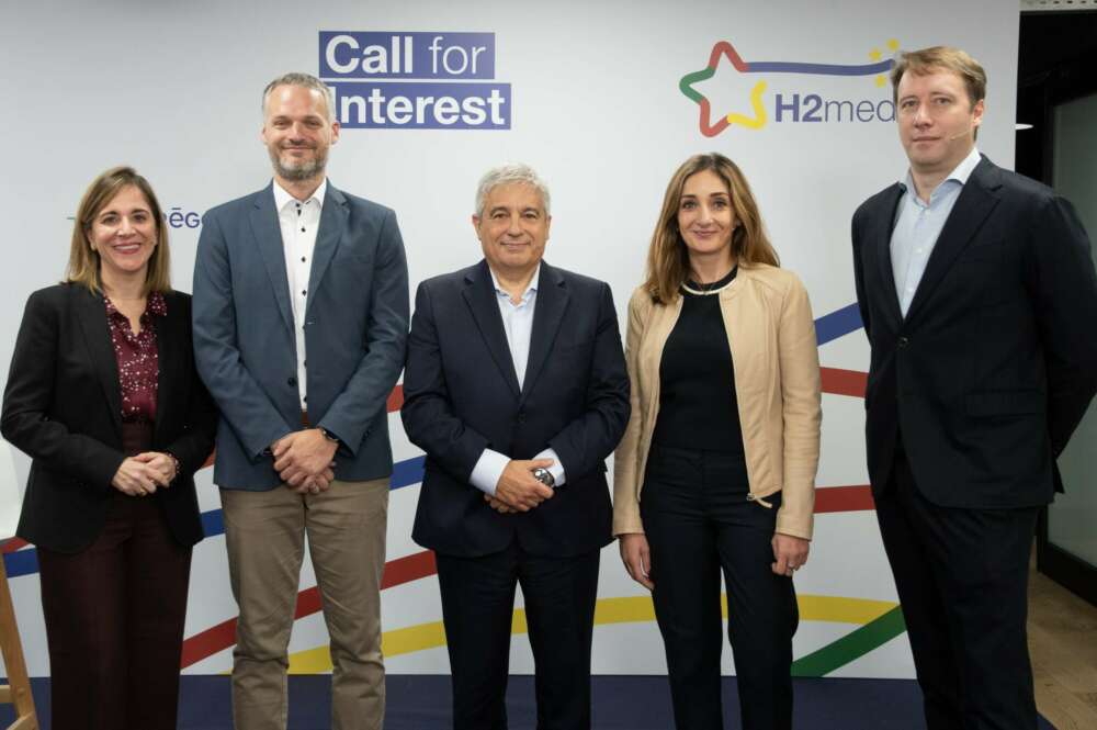 Imagen del equipo de presentación de la Call For Interest de H2Med. De izquierda a derecha: Natalia Latorre, Directora General de Transición Energética de Enagás; Nicolai Raß, Head of Business Development Hydrogen International de OGE; Pedro Furtado, Head of Studies and Regulation de REN; Marie-Claire Aoun, Director of Strategy and Institutional Relations de Teréga; y Jean-Marc Brimont, Head of International Business Development de GRTgaz.