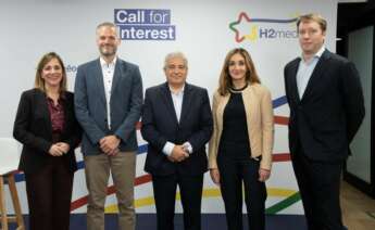 Imagen del equipo de presentación de la Call For Interest de H2Med. De izquierda a derecha: Natalia Latorre, Directora General de Transición Energética de Enagás; Nicolai Raß, Head of Business Development Hydrogen International de OGE; Pedro Furtado, Head of Studies and Regulation de REN; Marie-Claire Aoun, Director of Strategy and Institutional Relations de Teréga; y Jean-Marc Brimont, Head of International Business Development de GRTgaz.