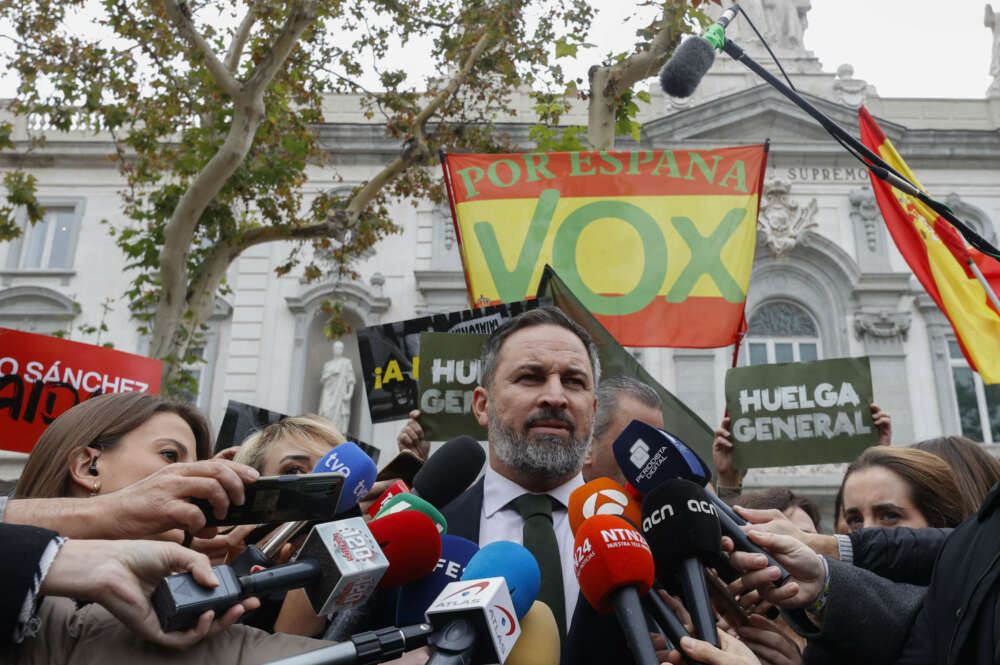 MADRID, 14/11/2023.- El presidente de Vox, Santiago Abascal, presenta una querella contra el presidente del Gobierno en funciones, Pedro Sánchez, en la que pide la suspensión cautelar del pleno de investidura, este martes en el Tribunal Supremo. EFE/Javier Lizón