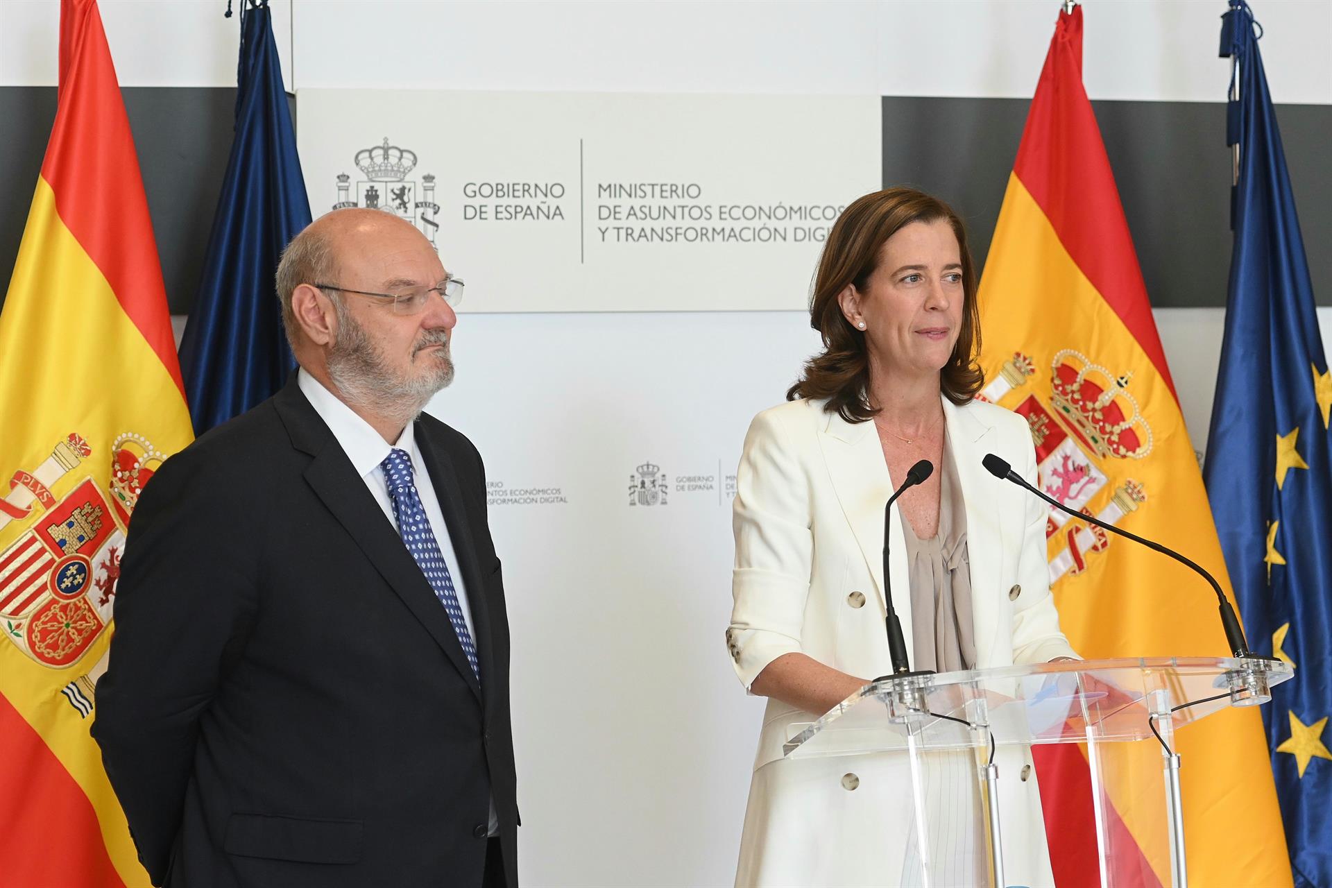 El director general de la Confederación Española de Cajas de Ahorros, José María Méndez, y la presidenta de la AEB, Alejandra Kindelán. Fernando Villar EFE Patronales de banca