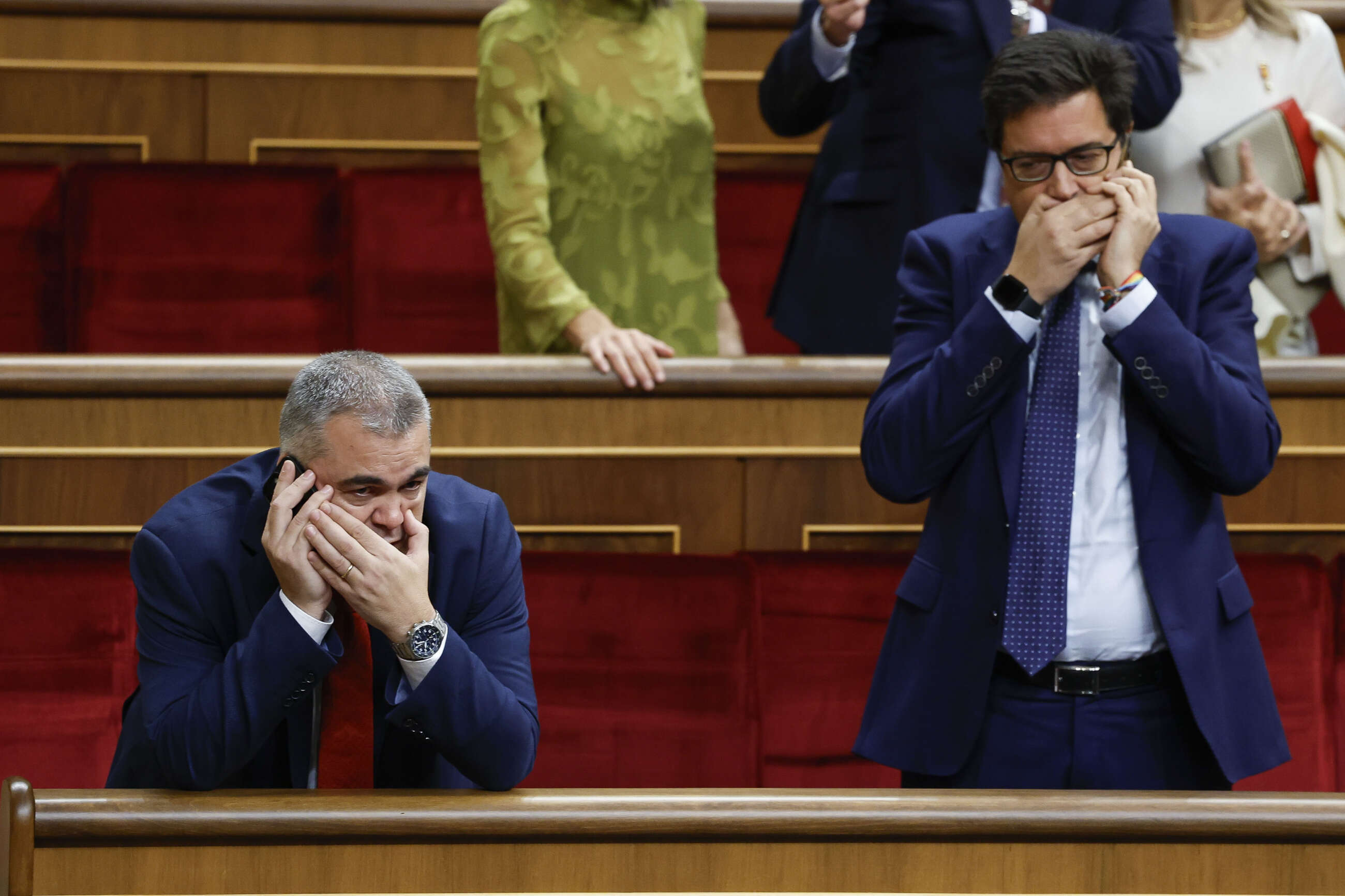 Los diputados del Partido Socialista Santos Cerdán y Óscar López hablan por teléfono. EFE/Chema Moya