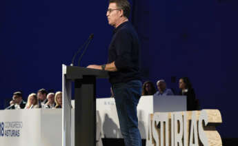 OVIEDO (ASTURIAS), 18/11/2023.- El presidente nacional del Partido Popular, Alberto Núñez Feijoo, clausura el XVIII congreso del PP de Asturias, en el que será elegido presidente el actual portavoz en el parlamento asturiano, Álvaro Queipo. Previamente intervienen los presidentes del PP de Cantabria y Galicia, María José Sáenz de Buruaga y Alfonso Rueda, respectivamente. EFE/Paco Paredes