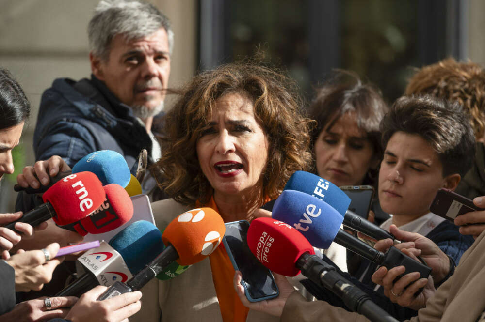 MADRID, 10/11/2023.- La ministra de Hacienda en funciones y vicesecretaria general socialista, María Jesús Montero, ofrece declaraciones a los medios después de rubricar con el secretario de Organización de Coalición Canaria, David Toledo, el pacto del gobierno con este partido para lograr la investidura para un segundo mandato del presidente del gobierno en funciones, Pedro Sánchez. EFE/ Fernando Villar