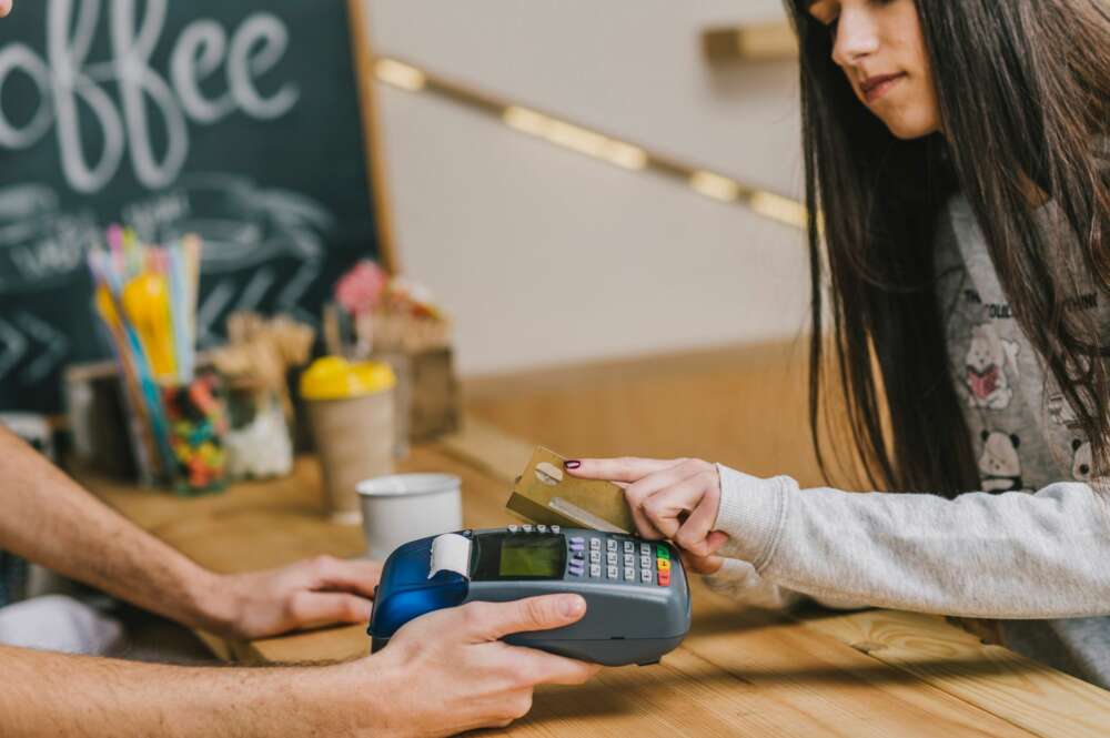 El abanico de opciones a la hora de formalizar un pago es infinito, desde la tarjeta bancaria hasta bizum. Foto: Freepik.