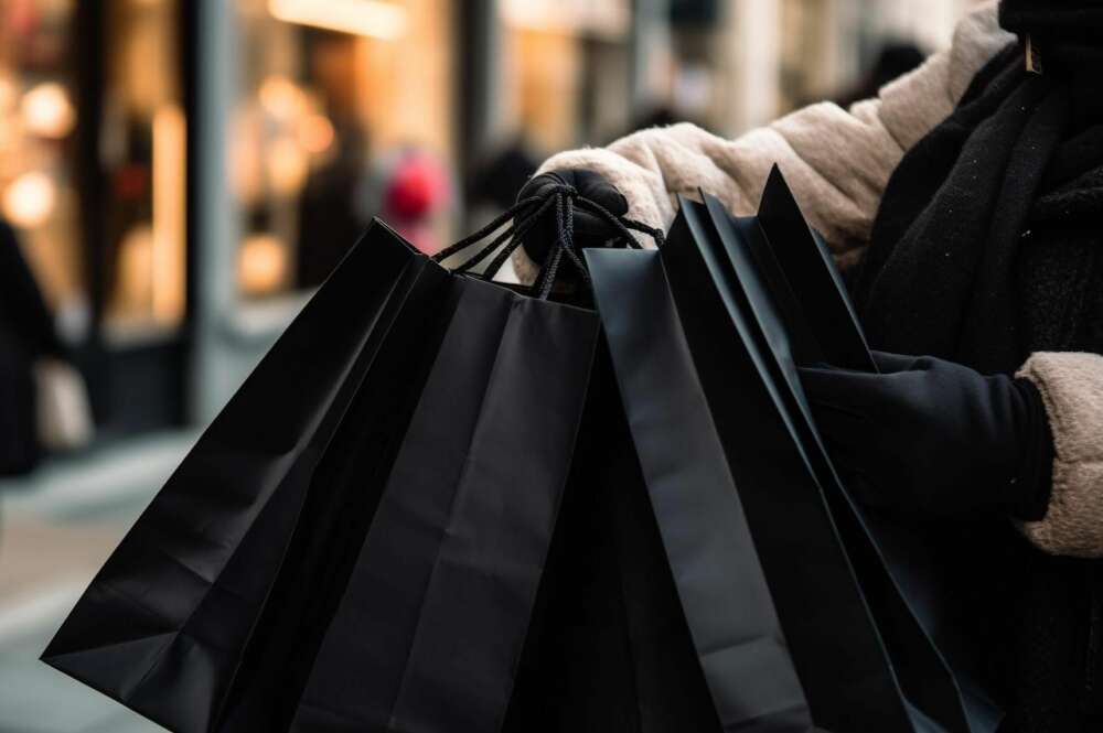 Durante épocas como las rebajas o el Black Friday las estafas se disparan. Foto: Freepik.