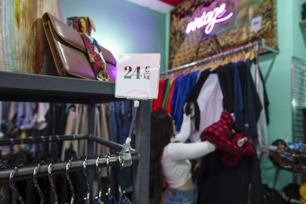 Detalle del precio por kilo gramos en una tienda de ropa de segunda mano, Flamingos Vinta. EFE/Jorge Zapata.