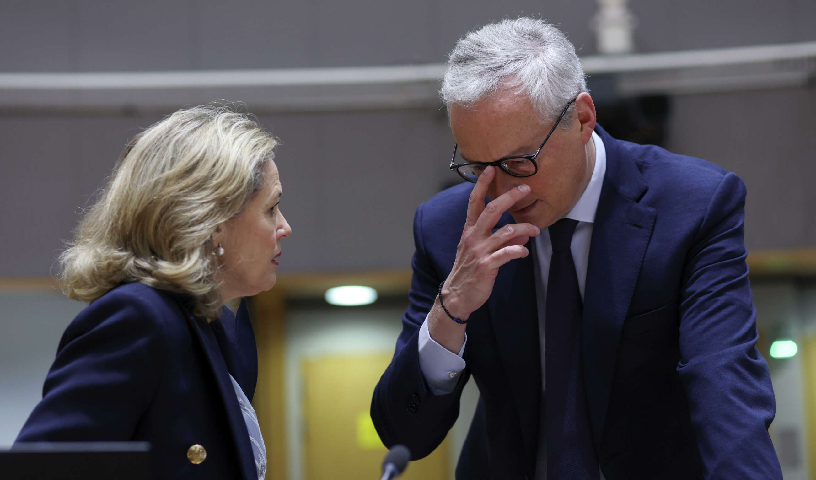 La ministra de Asuntos Económicos, Nadia Calviño, y el ministro de Economía francés Bruno Le Maire. Foto: EFE/EPA/OLIVIER HOSLET