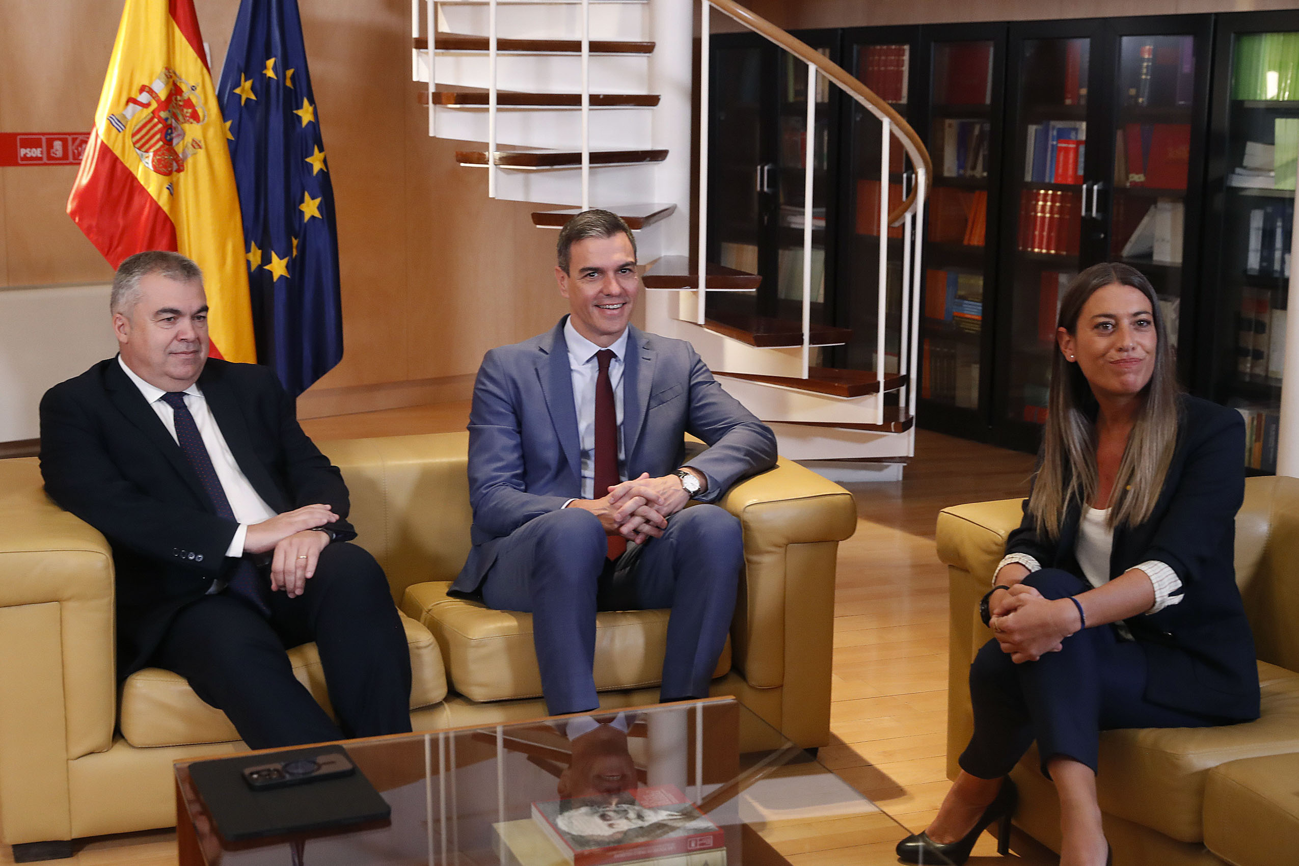 MADRID, 13/10/2023.- El secretario general del PSOE y presidente del Gobierno en funciones, Pedro Sánchez (c), se reúne con la portavoz de Junts per Catalunya (JxCat) en el Congreso, Míriam Nogueras, dentro de la ronda de contactos para lograr su investidura este viernes en Madrid. Junto a ellos, el secretario de Organización del PSOE, Santos Cerdán (i) EFE/ J.P.GANDUL