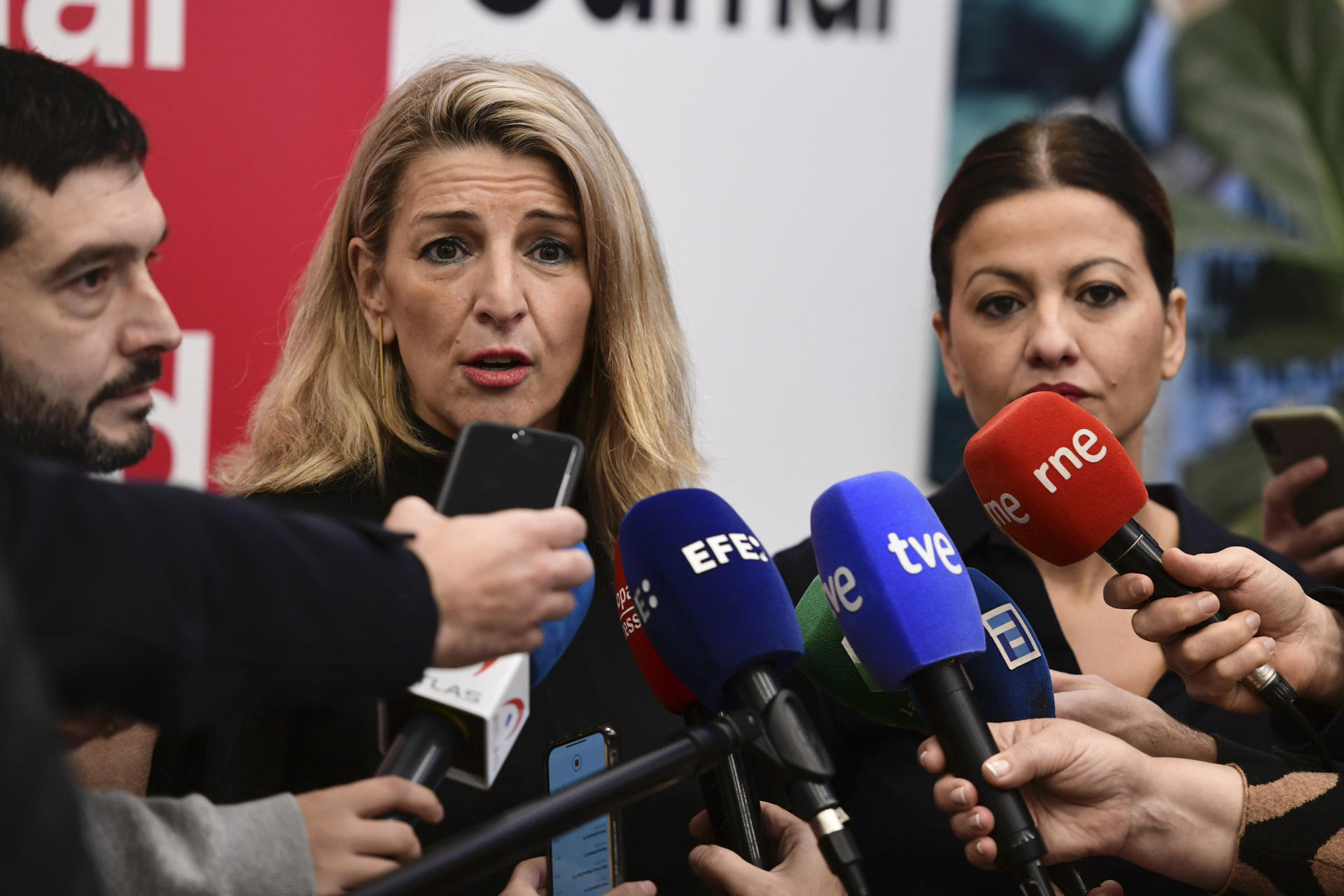 MADRID (ESPAÑA), 02/12/2023.- La vicepresidenta segunda del Gobierno y líder de Sumar, Yolanda Díaz (c) atiende a los medios junto a la ministra de Juventud e Infancia, Sira Rego (d); tras su reunión con Ecologistas en Acción, Greenpeace, SEO/BirdLife, WWF y Amigos de la Tierra, para poner en común los desafíos y objetivos de la COP28, y reforzar el diálogo entre Gobierno y sociedad civil. EFE/ Víctor Lerena