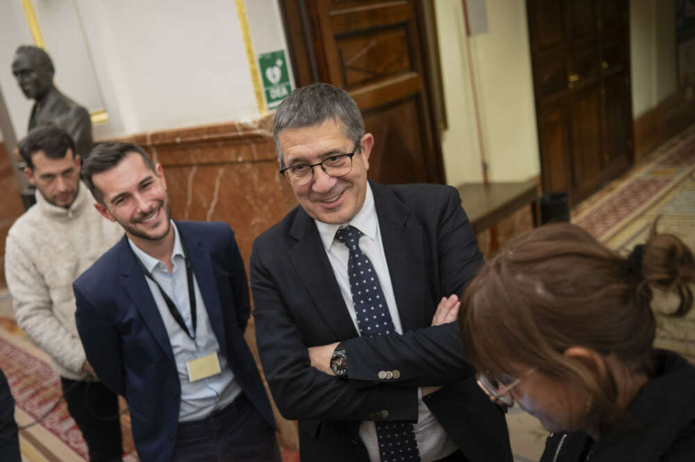 MADRID, 19/12/2023.- El portavoz del PSOE, Patxi López, atiende a los medios de comunicación tras el pleno del Congreso de los Diputados, este martes en Madrid. EFE/ Fernando Villar