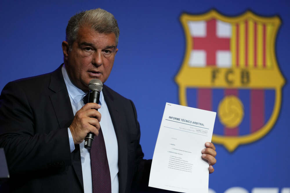 BARCELONA, 20/12/2023.- El presidente del FC Barcelona, Joan Laporta, durante la comparecencia que protagonizó, el 17 de abril de 2023, para informar de los resultados de la investigación interna llevada a cabo por la entidad azulgrana en relación al caso Negreira. EFE/Alejandro Garcia