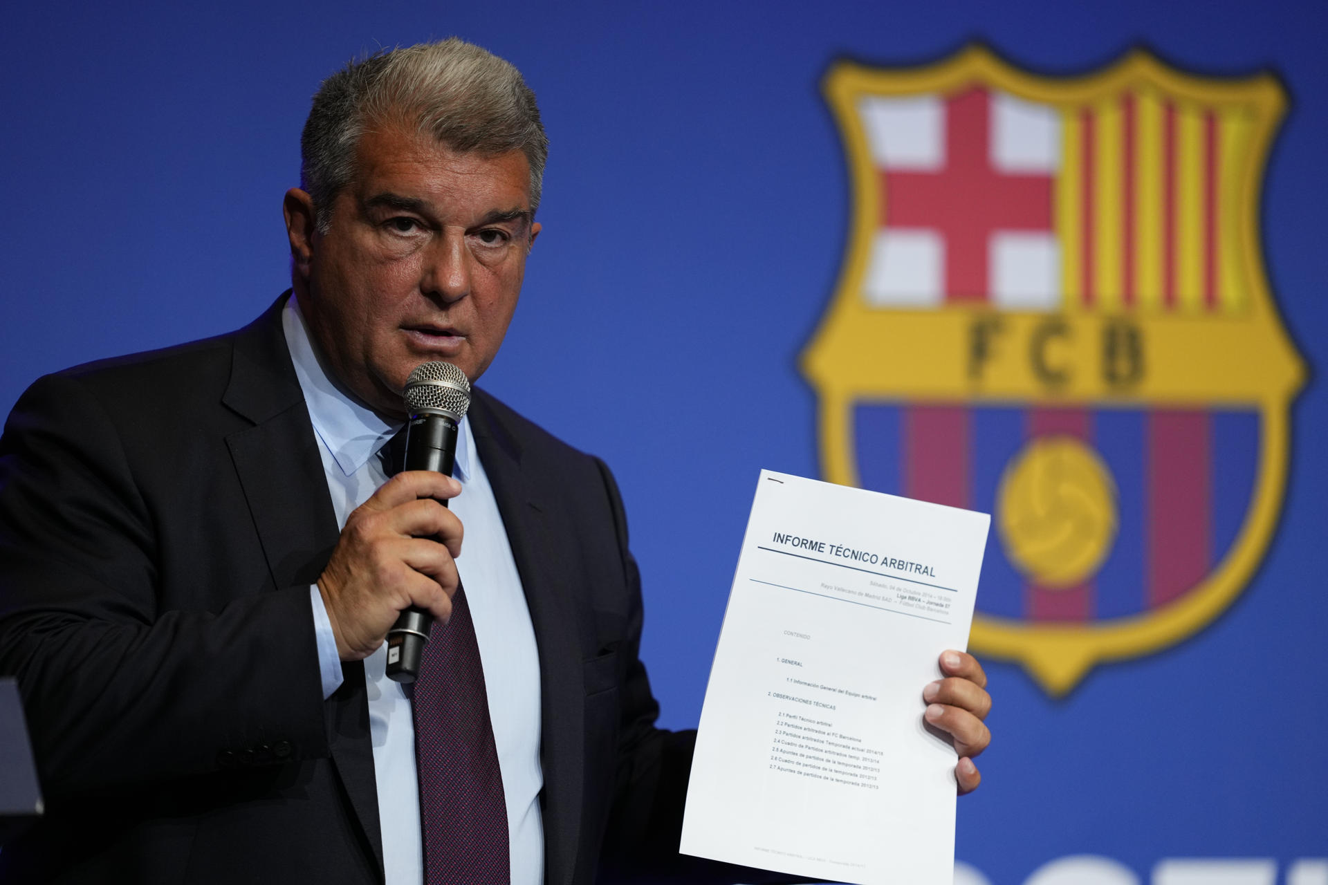 BARCELONA, 20/12/2023.- El presidente del FC Barcelona, Joan Laporta, durante la comparecencia que protagonizó, el 17 de abril de 2023, para informar de los resultados de la investigación interna llevada a cabo por la entidad azulgrana en relación al caso Negreira. EFE/Alejandro Garcia