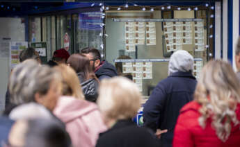 En España es muy común compartir los décimos de la Lotería de Navidad. EFE/ Andreu Esteban