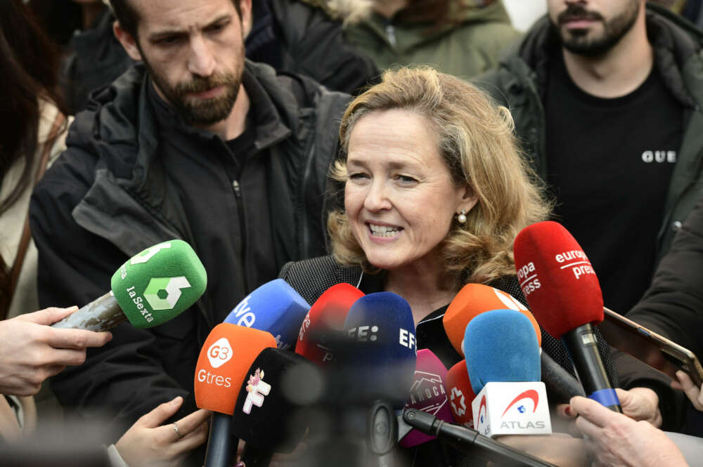 MADRID, 02/12/2023.- La vicepresidenta primera del Gobierno, Nadia Calviño (C), atiende a la prensa a las puertas de la capilla ardiente de la artista, instalada este sábado en el Teatro de La Latina de Madrid, tras fallecer hoy a los 84 años en el Hospital Puerta de Hierro Majadahonda (Madrid) a consecuencia de "una complicación en su enfermedad". EFE/ Víctor Lerena