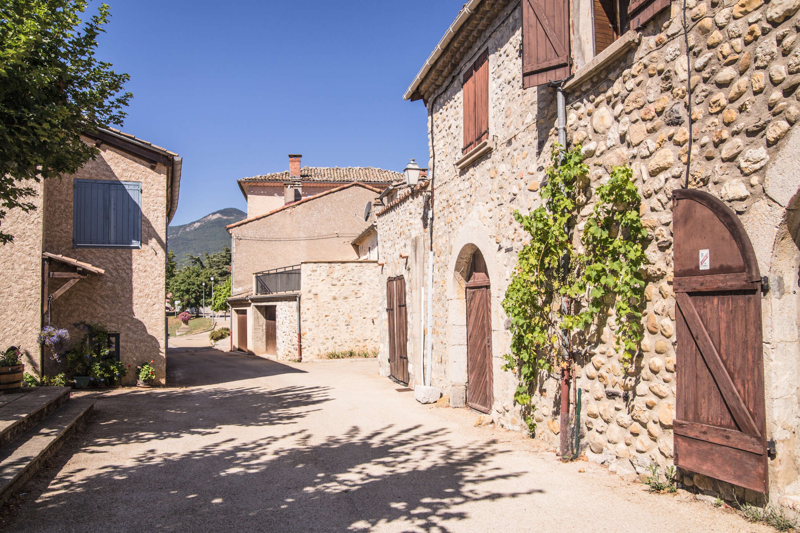 Idealista ha seleccionado las mejores casas rurales para pasar las navidades en familia. Imagen: Freepik.