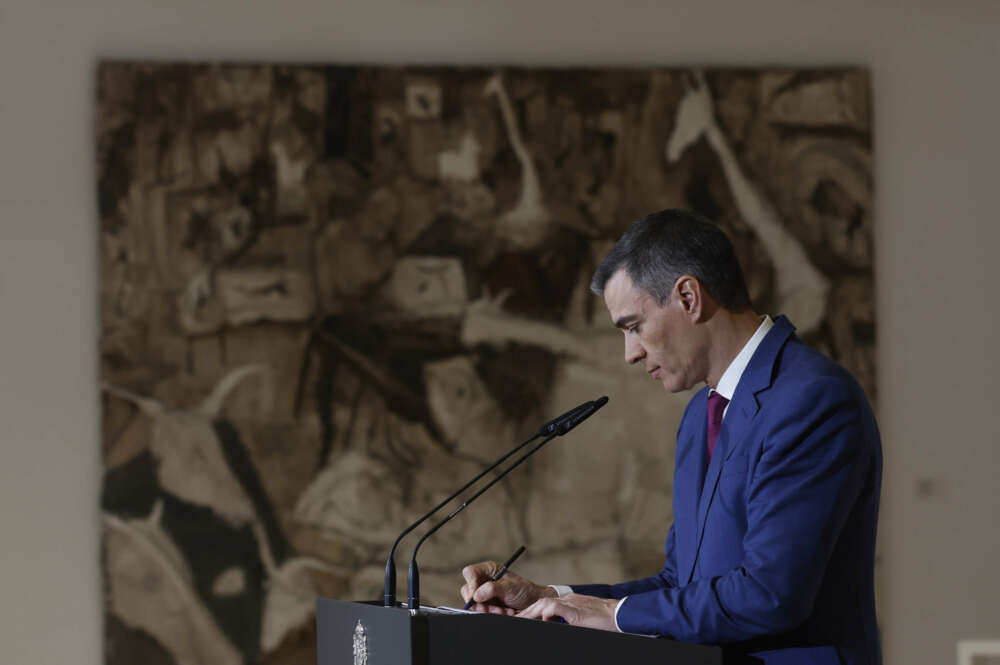 MADRID, 27/12/2023.- El presidente del gobierno, Pedro Sánchez, realiza declaraciones tras la reunión Consejo de Ministros este miércoles en el palacio de la Moncloa en Madrid. EFE/ Juan Carlos Hidalgo