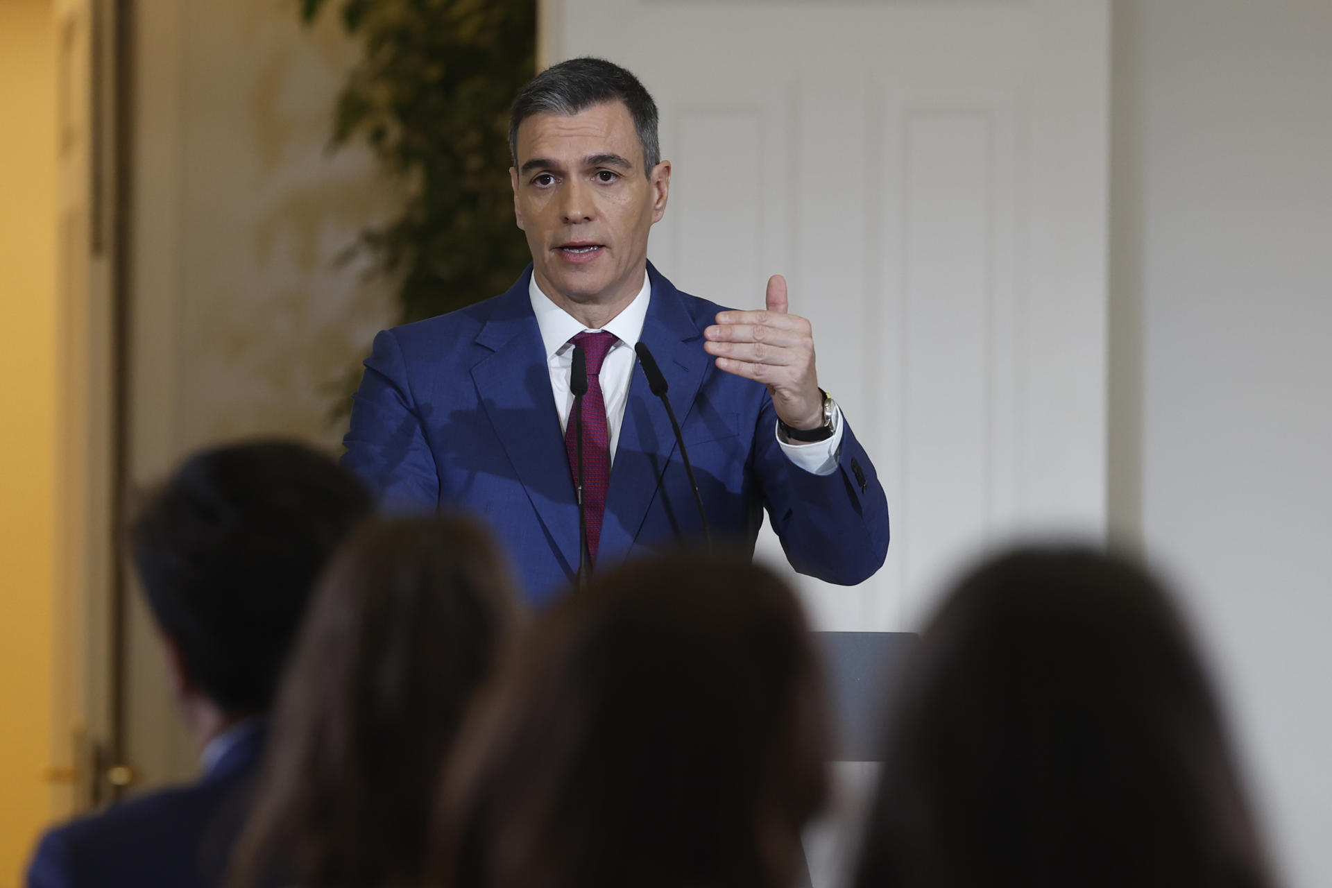 MADRID, 27/12/2023.- El presidente del Gobierno, Pedro Sánchez durante la rueda de prensa tras la reunión Consejo de Ministros este miércoles en el palacio de la Moncloa en Madrid. EFE/ Juan Carlos Hidalgo