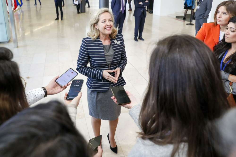 La ministra Nadia Calviño avisa que el Gobierno revisará el impuesto a la banca. Foto EFE/EPA/JULIEN WARNAND