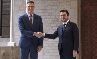 El presidente del Gobierno, Pedro Sánchez, saluda al presidente de la Generalitat, Pere Aragonès. EFE/Quique García