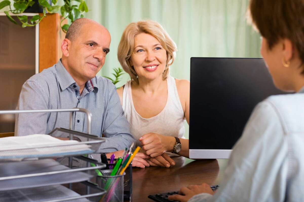 Cada banco decide cuando ingresar la pensión a sus clientes. Foto: Freepik.