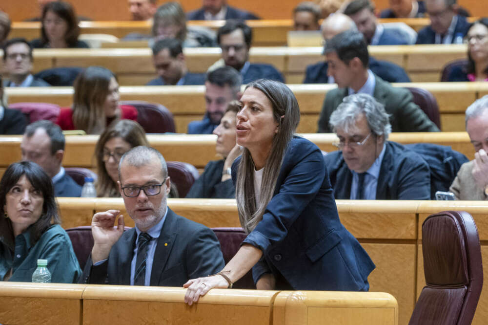 MADRID, 10/01/2024.- La diputada de Junts per Catalunya Míriam Nogueras (d) vota en el pleno del Congreso, reunido excepcionalmente en el Senado, que debate la convalidación de tres decretos del Gobierno con medidas para amortiguar la crisis. EFE/FERNANDO VILLAR