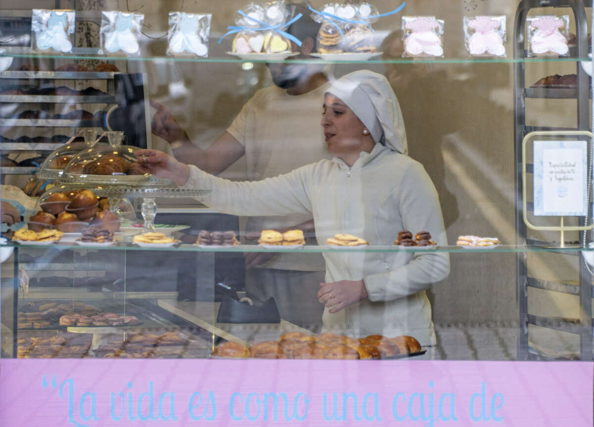 Una trabajadora en una pastelería de Santander. EFE/ Román G. Aguilera