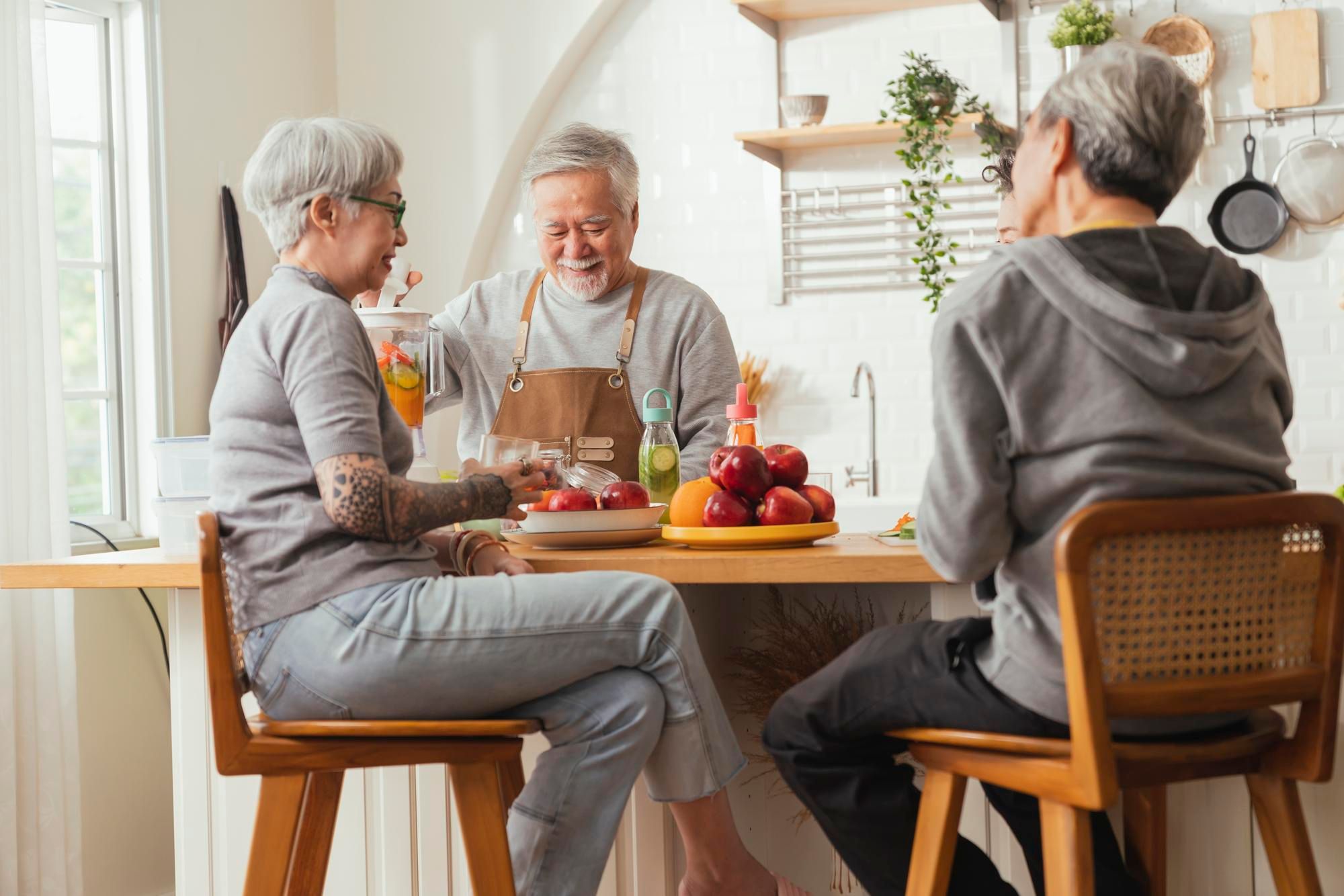 Varias personas de avanzada edad comparten piso. Foto: Freepik.