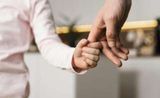 Padre e hija cogidos de la mano.