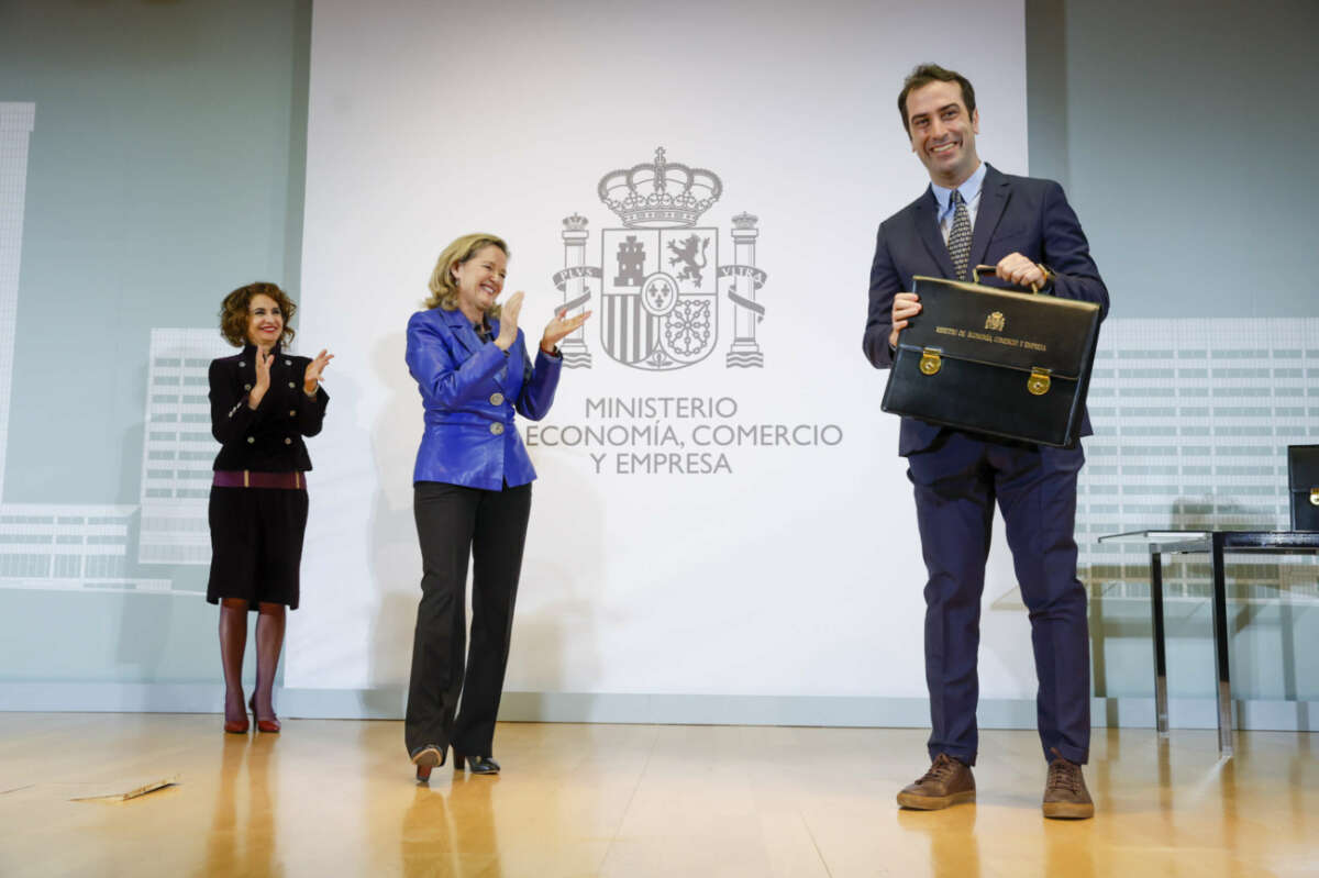 El nuevo ministro de Economía, Carlos Cuerpo (d) recibe la cartera de manos de su antecesora en el cargo, Nadia Calviño (c) en presencia de María Jesús Montero (i), nueva vicepresidenta primera. EFE/ Juan Carlos Hidalgo