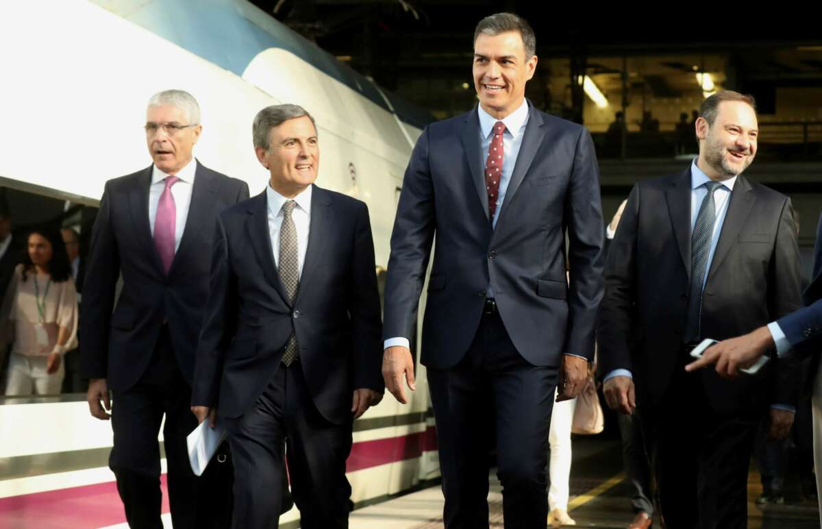 El presidente del Gobierno, Pedro Sánchez, y el Presidente de Correos, Pedro Saura. EFE/Kiko Huesca