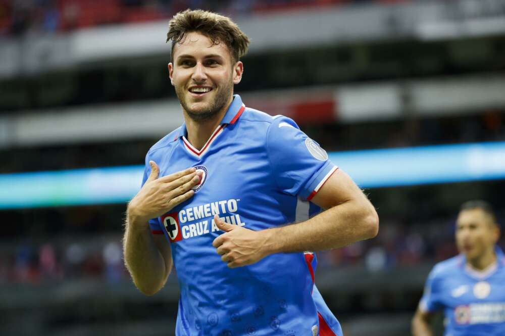 Santiago Gimenez celebrando un gol con el Cruz Azul