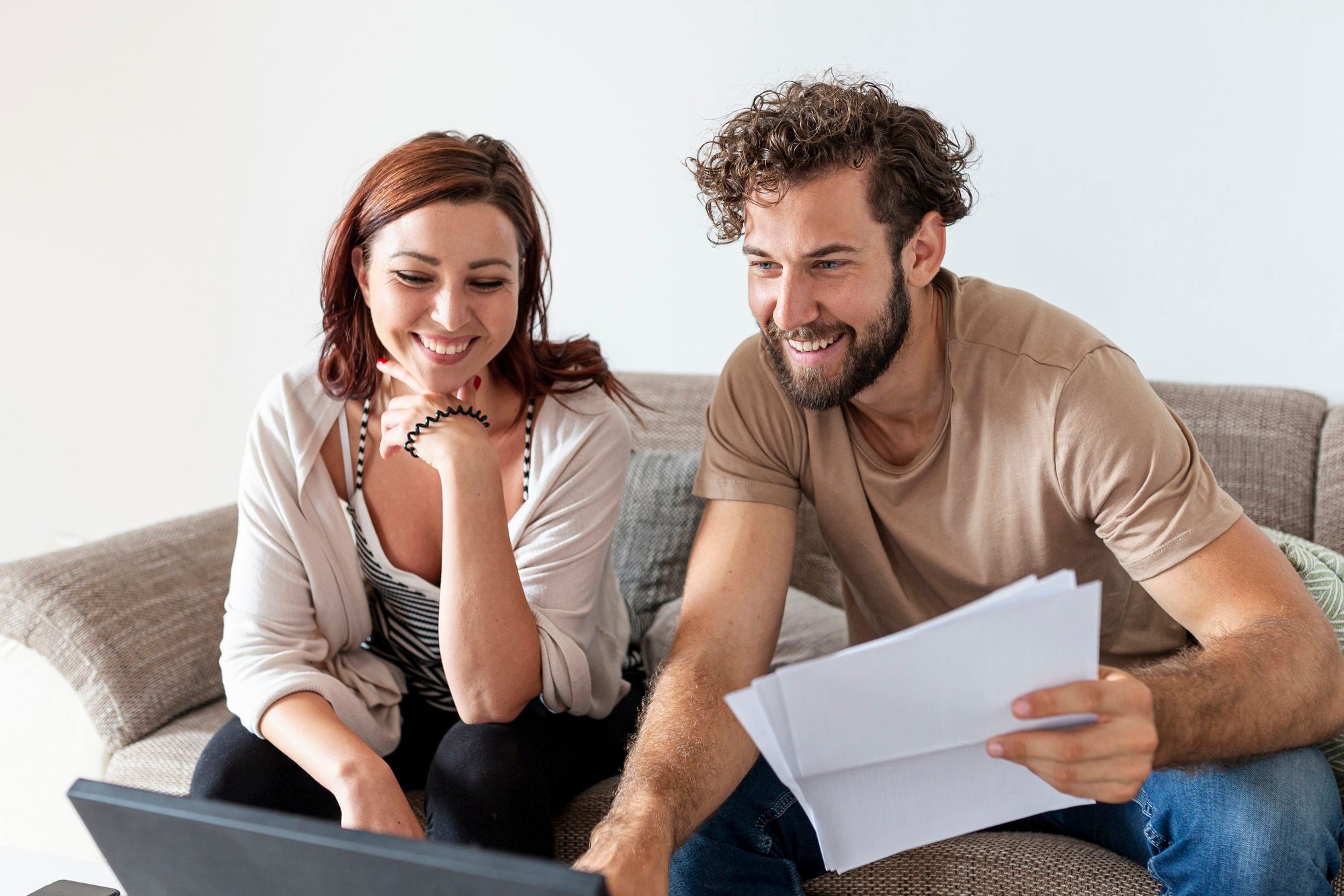 Una pareja consulta los pasos necesarios para subrogar la hipoteca. Foto: Freepik