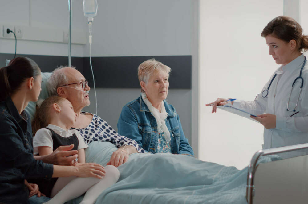 Una familia en el hospital.