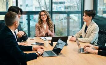 Varias personas de una empresa reunidas