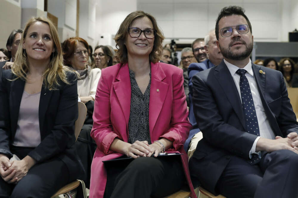 GRAFCAT5931. BARCELONA, 02/11/2023.- El presidente de la Generalitat, Pere Aragonès, acompañdo por las conselleras de Acción Exterior y Unión Europea, Meritxell Serret (c), y de Economía, Natàlia Mas (i), durante un acto en la antigua cárcel Modelo de Barcelona sobre experiencias internacionales de amnistía en resolución de conflictos, en el que ha celebrado el acuerdo con el PSOE para una ley de amnistía dirigida a "todos los represaliados, sin excepción", y ha subrayado que "es la hora de abordar el fondo del conflicto político, avanzar hacia el ejercicio del derecho a decidir". EFE/Andreu Dalmau