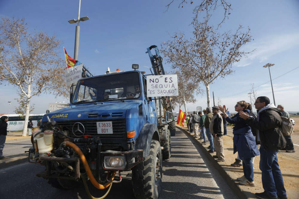 GRAFAND8596. CÓRDOBA, 06/02/2024.- Agricultores montados en sus tractores llegan a Córdoba este martes tras partir de distintos puntos de la provincia cordobesa para exigir mejoras en la situación del campo andaluz. EFE/Salas