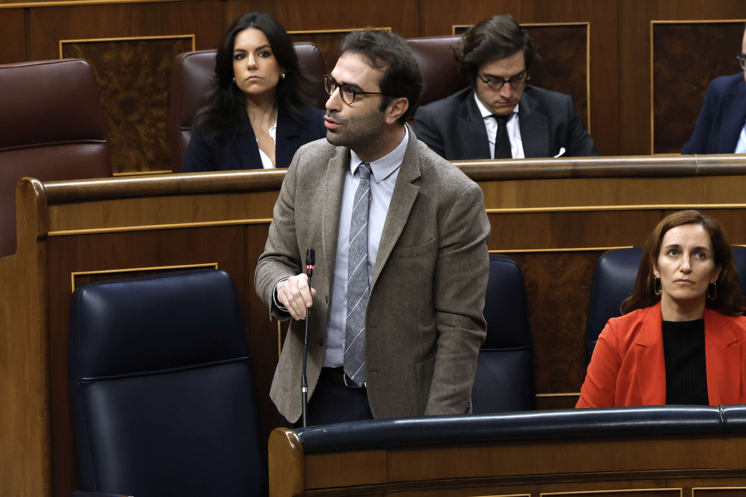 El Consejo de Ministros aprobará este martes la misma senda de déficit y deuda pública por segunda vez, después de que la semana pasada el PP tumbara en el Senado, con su mayoría absoluta, los objetivos de estabilidad aprobados por el Gobierno. El ministro de Economía, Comercio y Empresa, Carlos Cuerpo, informó el lunes de que la vicepresidenta primera y titular de Hacienda, María Jesús Montero, presentará hoy después del Consejo de Ministros nuevamente los objetivos de déficit y deuda pública, una vez que fueron rechazados en el Senado el miércoles pasado. Fuentes de Hacienda confirmaron a Servimedia que su idea es aprobar los mismos objetivos de estabilidad. Así, las cifras de déficit de todas las administraciones públicas serán del 3% para 2024, bajará al 2,7% de 2025 y al 2,5% en 2026, tal y como se remitió a Bruselas en el Programa de Estabilidad el pasado mes de abril. En cuanto a los objetivos de deuda pública, insistió en que la previsión es que en 2024 baje al 106,3%, al 105,4% en 2025 y al 104,4% en 2026. Estas cifras son casi tres puntos menos en 2024 y 2025 y otros dos menos en 2026 con respecto a lo recogido en el Programa de Estabilidad de abril. Por subsectores, las comunidades autónomas situarán su deuda en el 21,7% en 2024, en el 21% en 2025 y en un 20,3% en 2026, y las entidades locales llegarán al 1,4% en 2024 y al 1,3% tanto en 2025 como en 2026. Para 2025 y 2026, las comunidades y los ayuntamientos tendrán equilibrio, mientras que la administración central bajará su déficit al 2,6% y 2,5%, respectivamente. En el caso de la Seguridad Social, para este subsector se espera un déficit de dos décimas el próximo año, de una en 2025 y equilibrio en 2026. En reiteradas ocasiones, Montero ha avisado de que si el PP bloquea la senda hasta en dos ocasiones en la Cámara Alta se volverá a la que se plasmó en el Programa de Estabilidad del pasado mes de abril, más exigente, a tenor de un informe jurídico de la Abogacía del Estado que maneja el Ejecutivo y que no ha hecho público. El Congreso de los Diputados ya convalidó en enero la senda de déficit y deuda pública con el apoyo de todos los socios del Gobierno. Los objetivos de estabilidad son el paso previo a la elaboración de los Presupuestos Generales del Estado (PGE). EXIGENCIAS DEL PP De cara a apoyar los objetivos de estabilidad más adelante, el PP pidió a Montero durante su intervención en el Senado la semana pasada traer "unos nuevos", ser "generosa" y compartir "más con las comunidades". Insistió en que su voto favorable está condicionado a las rebajas de impuestos en el Impuesto sobre la Renta de la Personas Físicas (IRPF) e IVA. También pidió respeto por la "autonomía fiscal de las comunidades" y volvió a reclamar la creación de un fondo estatal "que permita atender las necesidades de Sanidad, Educación y Servicios Sociales". En ese sentido, y con los mismos objetivos de estabilidad presentados por Hacienda, se debilita la primera petición de los 'populares' y surge la posibilidad de que, de nuevo, el PP tumbe la senda cuando se produzca la nueva votación en el Senado.