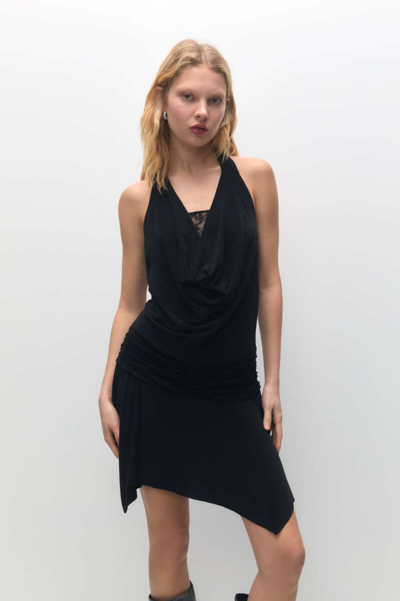 El vestido corto halter de Pull&Bear